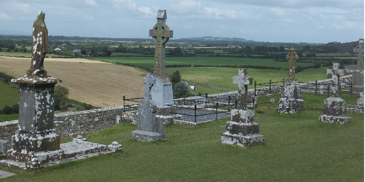 Cashel-Hore-Ierland-republiek-ruïnes-koningen-rotsen-begraafplaats-kerk-klooster-beelden