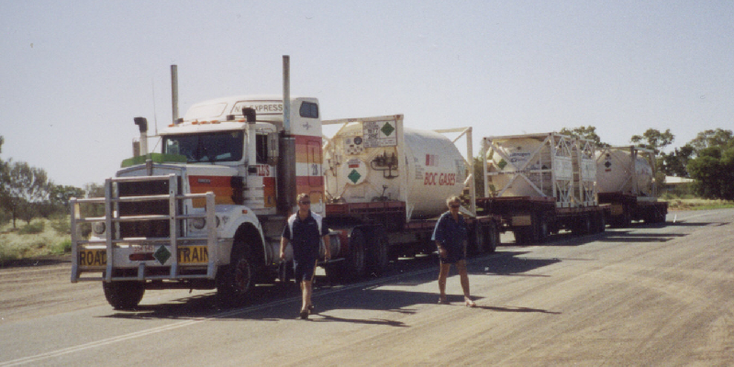 Alice-Springs-Roadtrain-truck-heet-Australië