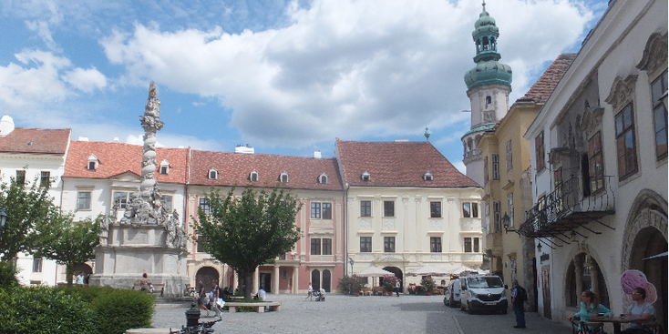 Sopron-Ter-plein-zuil-kerk-koopmanshuizen-vakmanshuizen-gekleurd-Hongarije