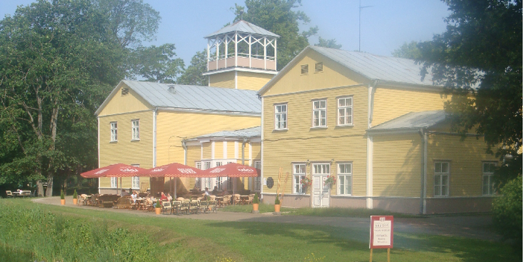 Kuressaare-Saaremaa-eiland-houten-huis-terras-Estland