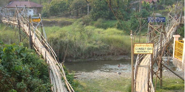 Vang-Vieng-houten-hangbrug-loopbrug-Laos