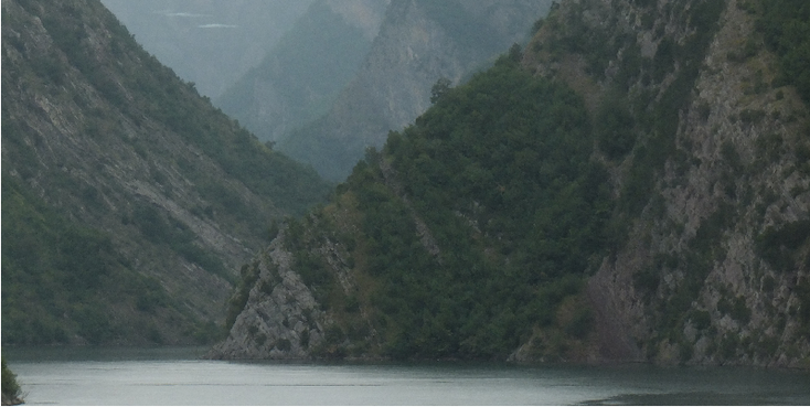Koman-meer-Albanië-mist-nauwe-kliffen-doorgang-smal