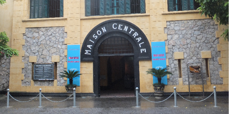 Hoa-Lo-gevangenismuseum-ingang-entree-Maison-Centrale-Vietnam-oorlog-Hanoi