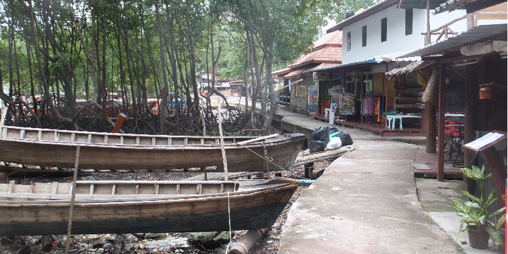 Railay-pad-asfalt-boten-terrassen-Thailand-eiland