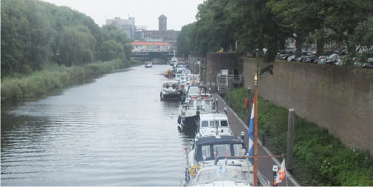 Stadswallen-gracht-kanaal-Den-Bosch-sHertogenbosch-Nederland-boot