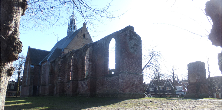 Ruïne-kerk-Bergen-plein-centrum-Nederland