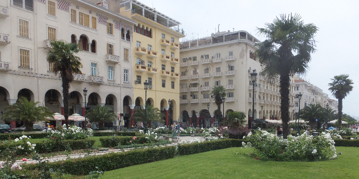 Thessaloniki-Artistotelous-straat-Griekenland-palmboom-tuin