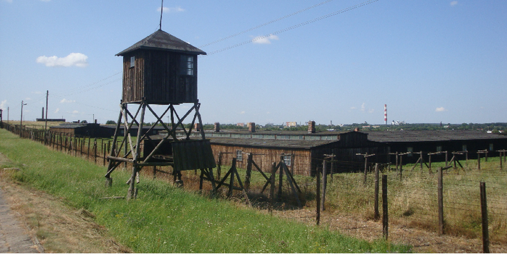 Madjanek-wachttoren-Lublin-Polen-concentratiekamp-barakken-prikkeldraad