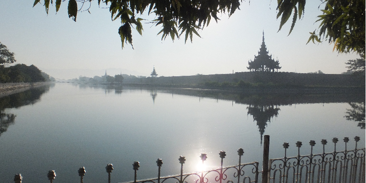 Mandalay-fort-ommuurd-gracht-tempel-Myanmar-Birma