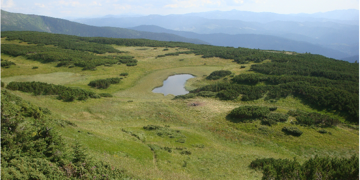 Mount-Hoverla-meer-plas-water-wildkamperen-Karpaten-Oekraïne