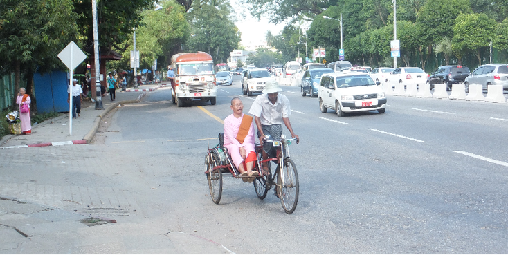 Cyclo-Yangon-Rangoon-Boeddhist-Monnik-fiets-weg-Myanmar