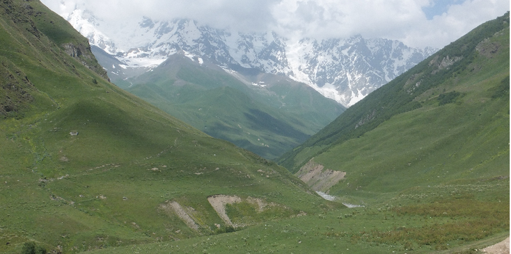 Ushguli-Enguri-vallei-rivier-Svaneti-Kaukasus-wachttorens-Georgië