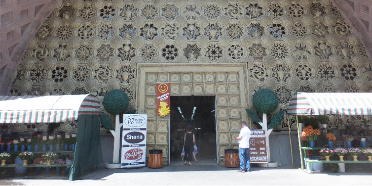 Jerevan-Yerevan-hoofdstad-gouden-facade-supermarkt-Armenië