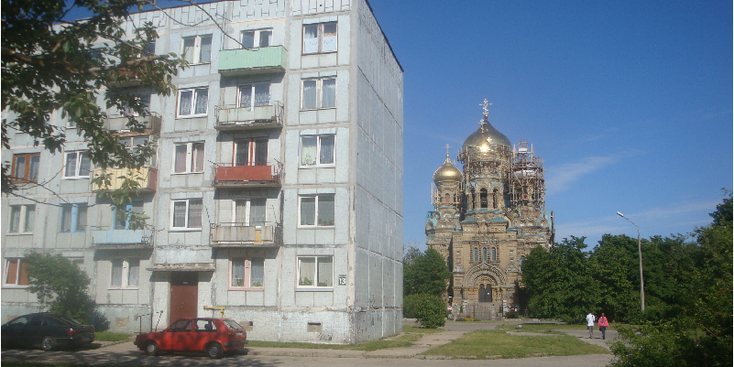 Liepaja-Orthodoxe-kerk-Letland-tram-oude-gebouwen-straatleven-balkons-Sovjet