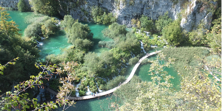 Plitvice-Nationaal-Park-wandelpad-vlonder-boardwalk-meer-water-Kroatië