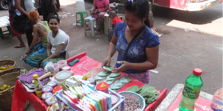 Yangon-Rangoon-straatleven-stalletje-verkoop-meisje-Birma-Myanmar