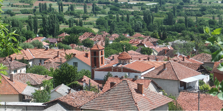 Strumica-oranje-dakpannen-kerk-Macedonië-Balkan