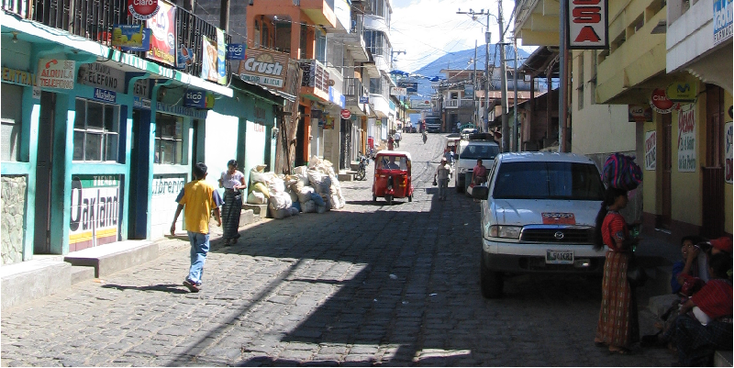 Panajachel-Lago-de-Atitlan-straatleven-tuk-tuk-Guatemala
