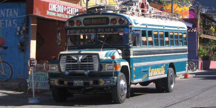 Lago-de-Atitlan-Panajachel-Guatemala-kippenbus-Amerikaanse-schoolbus