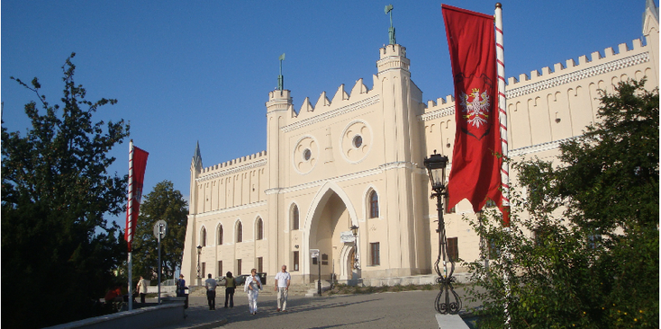 Lublin-witte-gebouw-vlaggen-Polen