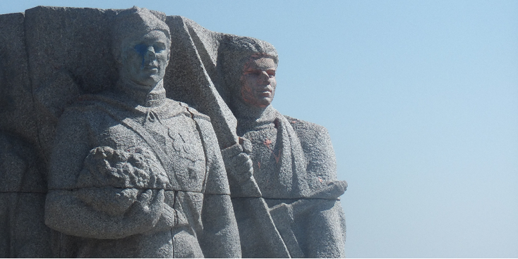 Vidin-boulevard-Donau-beeld-stenen-soldaten-Bulgarije