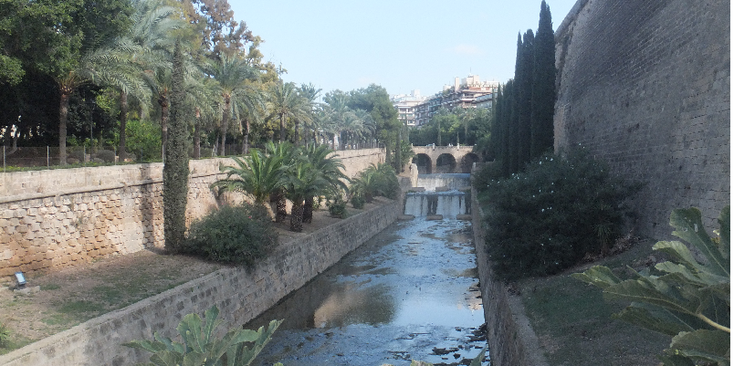 Palma-de-Mallorca-kanaal-stadsmuur-Spanje