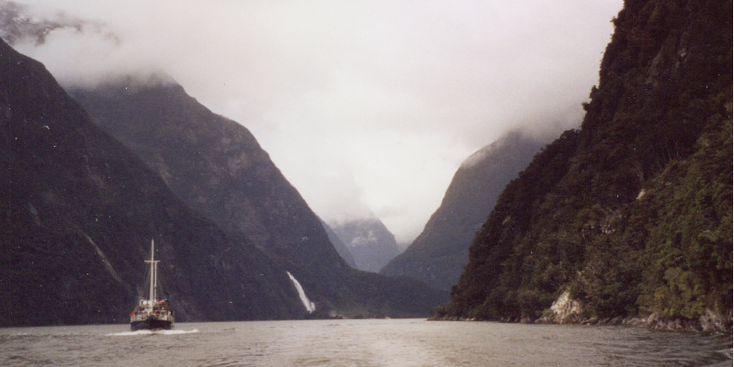 Milford-Sound-fjord-boot-bergen-waterval-Nieuw-Zeeland