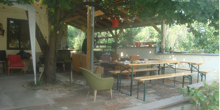 Ananas-hostel-Pecs-picknicktafels-tuin-Hongarije