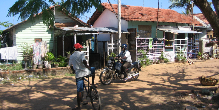 Negombo-straatleven-scooter-fiets-huis-Sri-Lanka