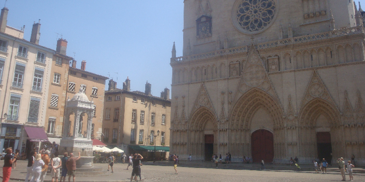 Lyon-Frankrijk-Romeinse-stad-plein-kasteel