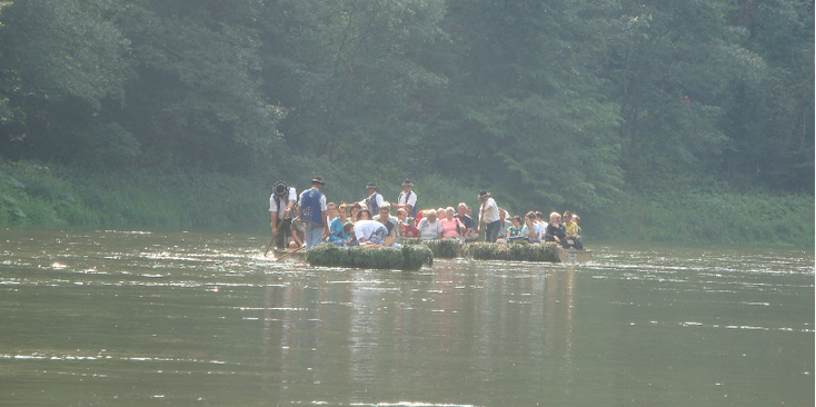 Dunajec-vallei-kloof-rivier-traditioneel-boot-Pieniny-Nationaal-Park-Polen