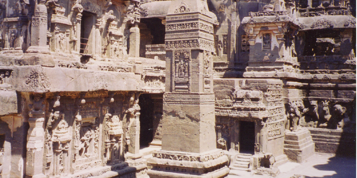 Ellora-grotten-rotsen-steen-beelden-India