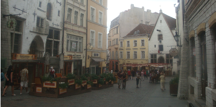 Tallinn-Tompea-koopmans-vakmans-huizen-kerk-terras-Middeleeuws-historisch-Estland