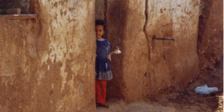 Al-Qasr-middeleeuws-oase-mudbrick-lemen-lokaal-meisje-Egypte
