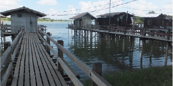 Meiktila-meer-houten-huizen-palen-Myanmar-Birma