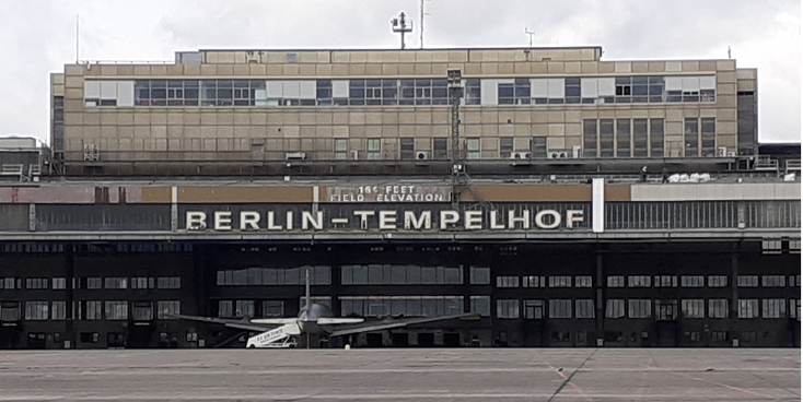 Tempelhof-Berlin-luchthaven-vliegveld-Berlijn-hoofdgebouw-Duitsland