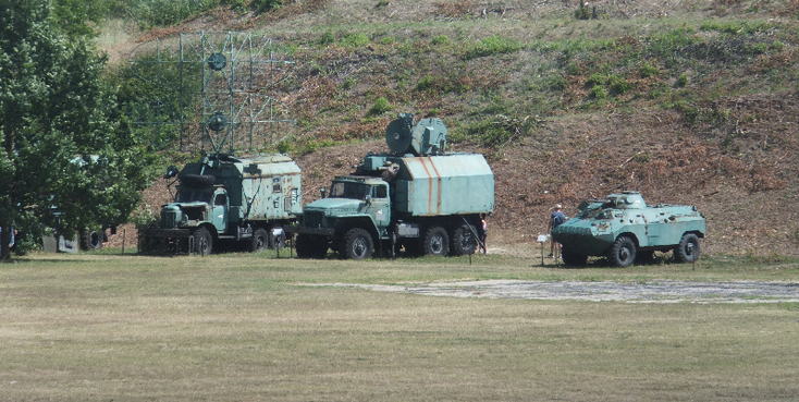 Monostor-fort-Komarom-leger-voertuigen-Hongarije