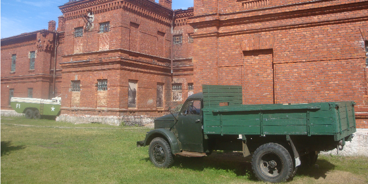 Karosta-gevangenis-vrachtwagen-truck-Liepaja-Letland
