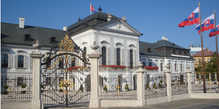 Bratislava-Parlement-gebouw-hek-vlaggen-Slowakije