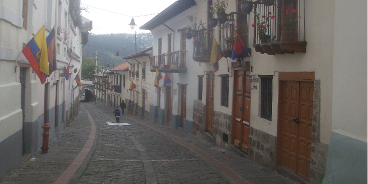 Quito-koloniale-huizen-gebouwen-vlaggen-Ecuador-straat
