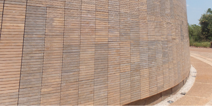 Wall-of-Names-Freedom-Park-Eternal-Flame-S'khumbuto-Pretoria-Zuid-Afrika-namen