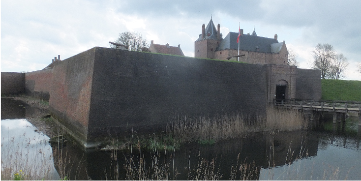 Slot-Loevestein-gracht-kasteelmuur-kasteel-poort-brug-Nederland