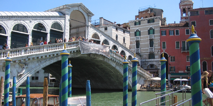 Venetië-Ponte-di-Rialto-brug-kanaal-boten-water-palen-Italië