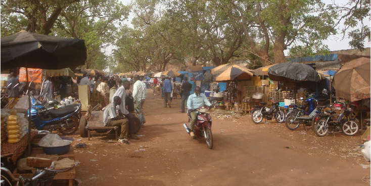 Bobo-Dioulasso-markt-market-verkoop-scooter-Burkina-Faso