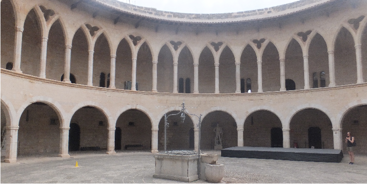 Bellver-kasteel-Palma-de-Mallorca-rond-binnenplaats-bron-Spanje