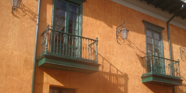 Bogota-La-Candelaria-buurt-balkon-straatleven-Colombia