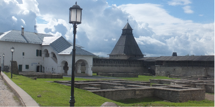 Pskov-Kremlin-stadsmuur-wachttoren-kerk-koepel-Rusland
