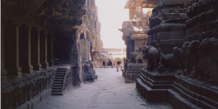 Ellora-grotten-rotsen-steen-beelden-India