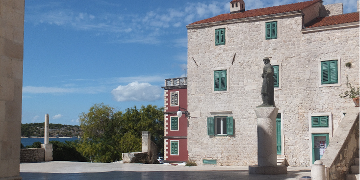 Sibenek-beeld-monument-Kroatië