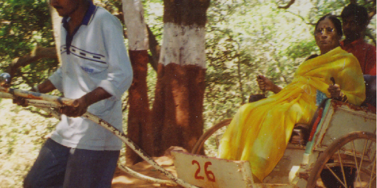 Matheran-draagstoel-heuveltop-vrouw-draagbaar-India
